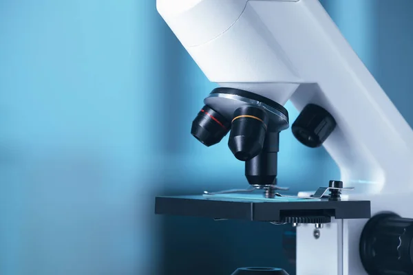 Bulanık Arka Plana Karşı Modern Tıbbi Mikroskop Yakın Plan Metin — Stok fotoğraf
