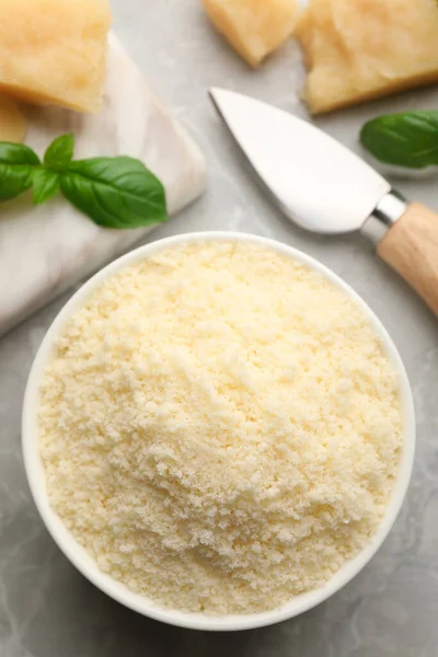 Castron Brânză Parmezan Rasă Masă Ușoară Așezat Plat — Fotografie, imagine de stoc