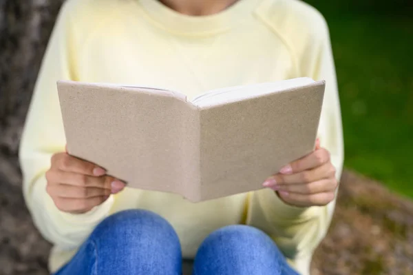 Woman Reading Book Park Closeup View — Stock Photo, Image