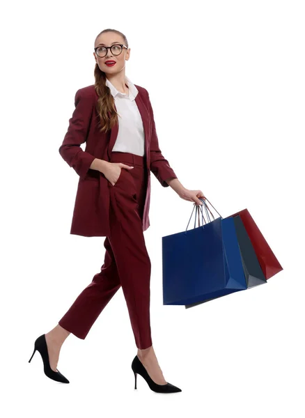 Stilvolle Junge Geschäftsfrau Mit Einkaufstaschen Auf Weißem Hintergrund — Stockfoto
