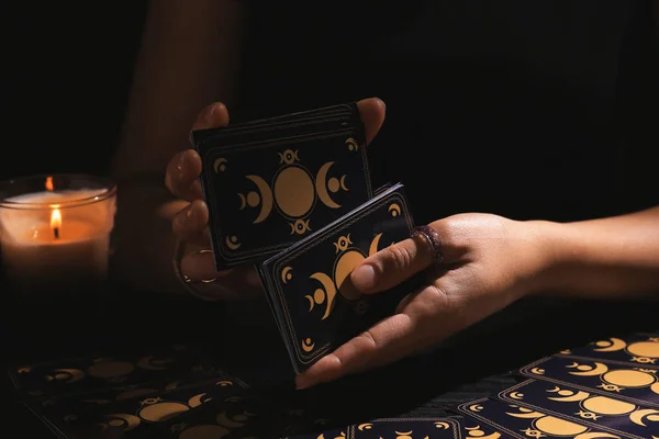Kahin Karanlıkta Masada Tarot Kartlarını Karıştırıyor Falcı — Stok fotoğraf