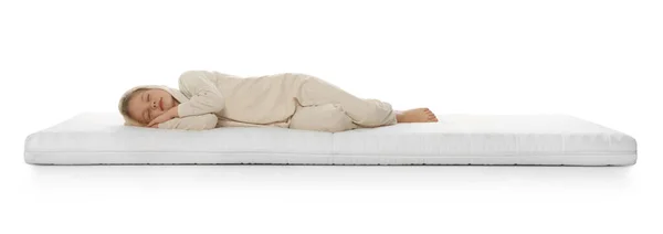 白い背景に快適なマットレスで寝ている女の子 — ストック写真
