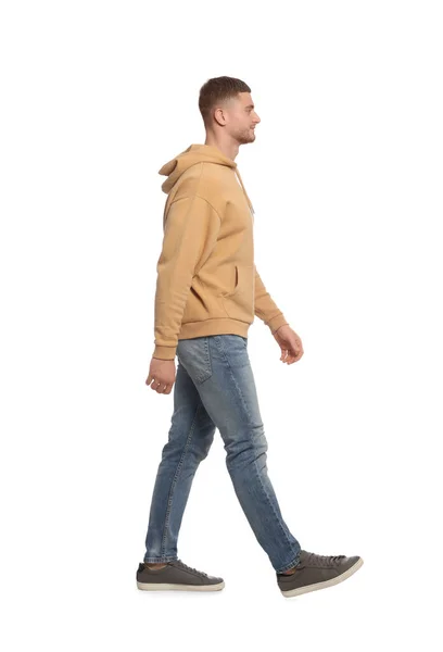 白地を歩くカジュアルな服装の男 — ストック写真