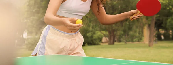 年轻的非洲裔美国女人在户外打乒乓球 条幅设计 — 图库照片