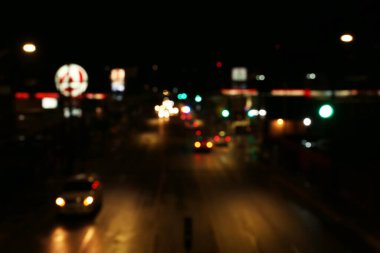 Bulanık yol manzarası ve gece arabaları. Bokeh etkisi