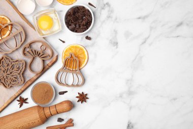 Kurabiye keskisi ve malzemelerle bembeyaz mermer masanın üzerinde düz bir kompozisyon vardı. Metin için boşluk