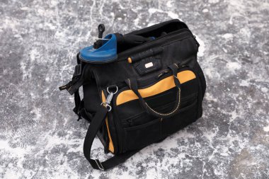 Alet çantası ve vakum asansörü gri zeminde.