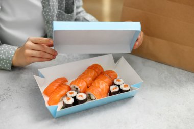 Mutfaktaki suşi restoranından sipariş veren kadın, yakın plan.