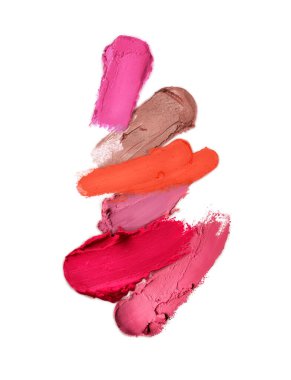 Beyaz arka planda farklı ruj lekeleri. Kozmetik ürünü