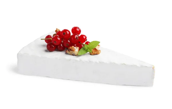 Queso Brie Servido Con Grosellas Rojas Nueces Aisladas Sobre Blanco — Foto de Stock
