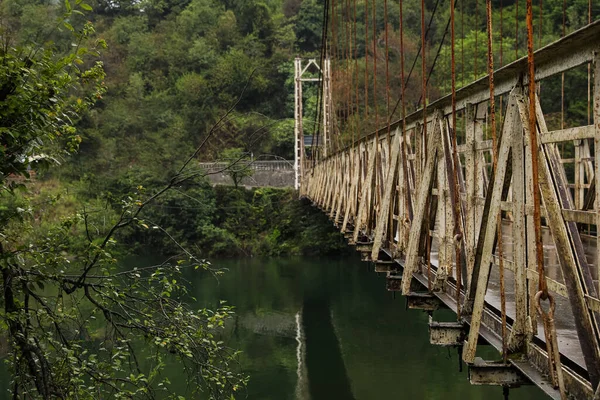 Bela Vista Sobre Ponte Metálica Enferrujada Sobre Rio Nas Montanhas — Fotografia de Stock