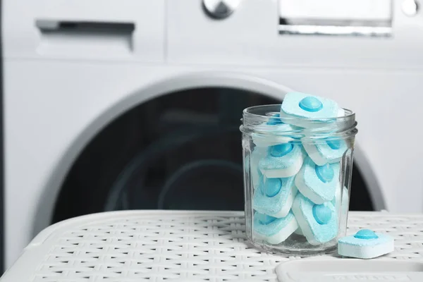 Burk Med Vatten Mjukgörare Tabletter Tvättkorg Nära Tvättmaskin — Stockfoto