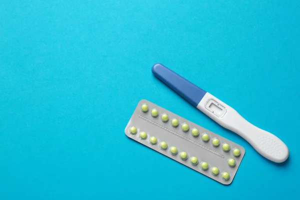 Pilules Contraceptives Test Grossesse Sur Fond Bleu Clair Vue Dessus — Photo