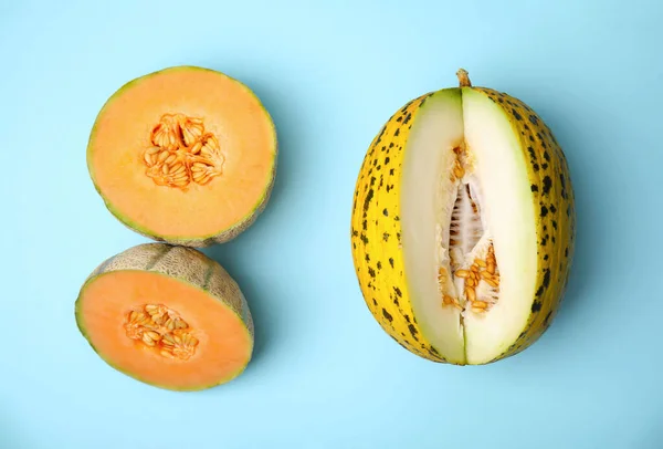 Warna Warni Melon Masak Pada Latar Belakang Biru Muda Berbaring — Stok Foto
