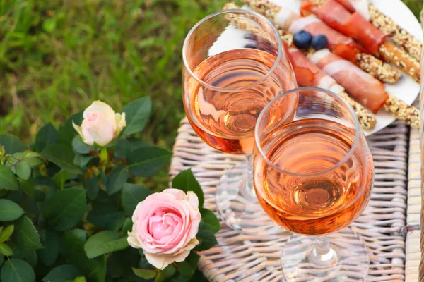 Flowers Glasses Delicious Rose Wine Food Picnic Basket Outdoors Closeup — Stock fotografie