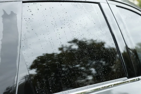 자동차 물방울을 뿌리고 뚜껑을 덮는다 — 스톡 사진
