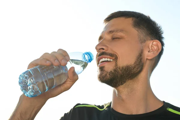 Hombre Feliz Bebiendo Agua Caluroso Día Verano Bebida Refrescante — Foto de Stock