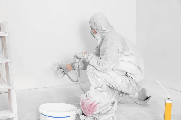Decorador Parede Pintura Uniforme Com Pulverizador Dentro Casa — Fotografia de Stock