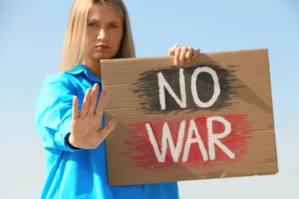 Θλιβερή Γυναίκα Κρατώντας Αφίσα Τις Λέξεις War Και Δείχνει Στάση — Φωτογραφία Αρχείου