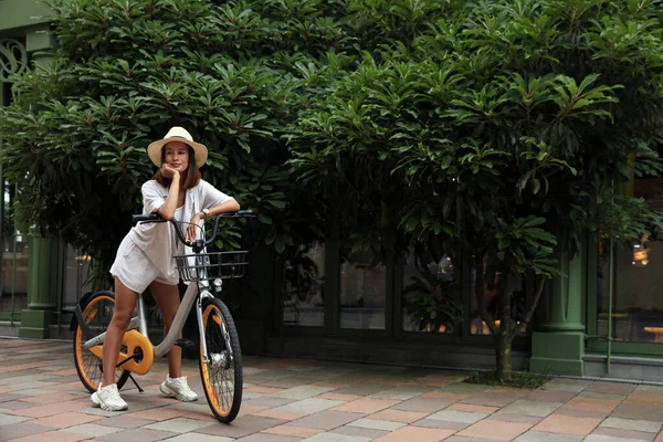 外面骑自行车的年轻漂亮的女人 案文的篇幅 — 图库照片