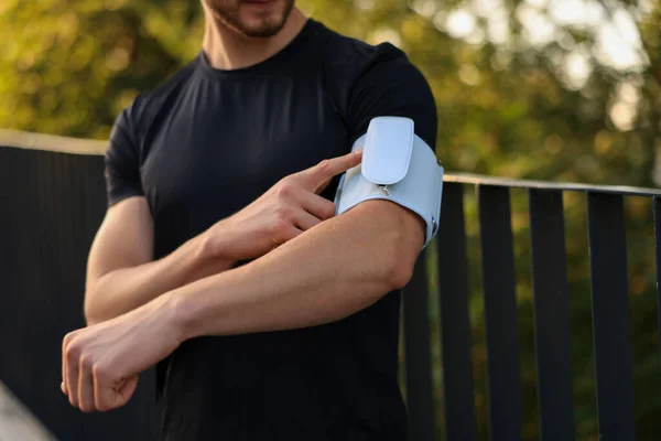 近代的なモニターで血圧をチェックする男屋外 クローズアップ — ストック写真