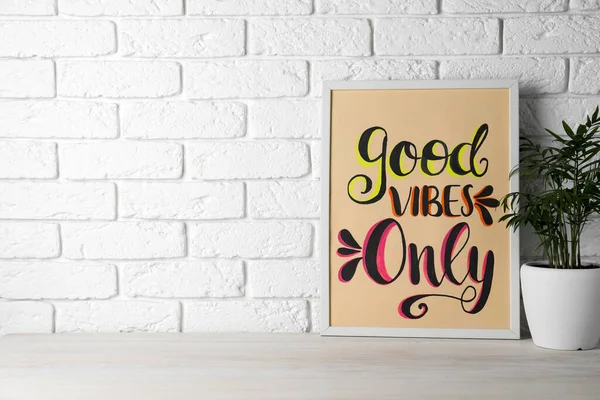 Tafel Mit Phrase Good Vibes Only Und Zimmerpflanze Auf Holztisch — Stockfoto