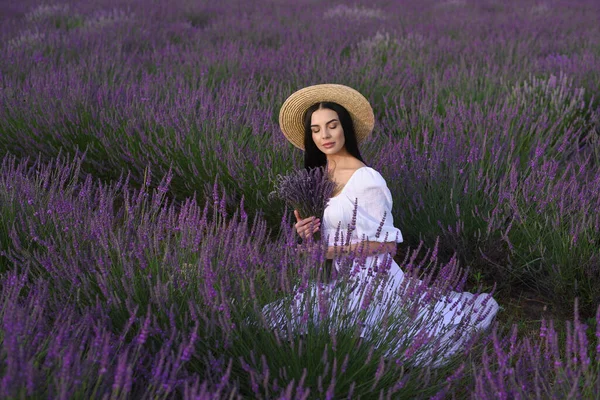 Beautiful Young Woman Sitting Lavender Field — 图库照片
