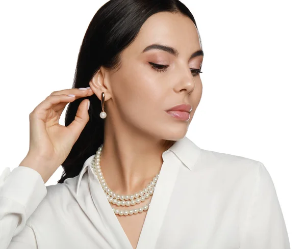 Jeune Femme Portant Des Bijoux Perles Élégantes Sur Fond Blanc — Photo