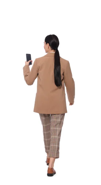 Giovane Donna Affari Utilizzando Smartphone Mentre Cammina Sfondo Bianco Vista — Foto Stock