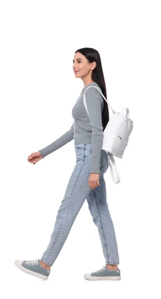 Deri Çantalı Kadın Beyaz Arka Planda Yürüyor — Stok fotoğraf