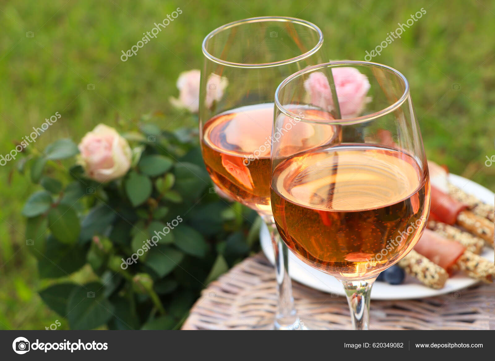 https://st5.depositphotos.com/16122460/62034/i/1600/depositphotos_620349082-stock-photo-glasses-delicious-rose-wine-food.jpg