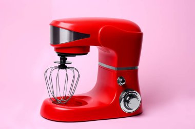 Pembe arka planda modern kırmızı stand karıştırıcısı