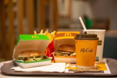 SAVAŞ, POLAND - 04 Eylül 2022 McDonald 's Patates kızartması, hamburgerler ve içecekler