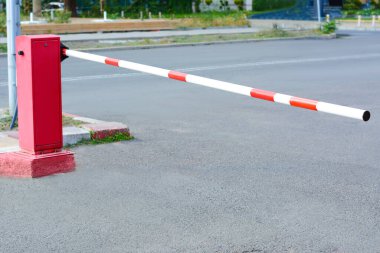 Sonbahar günü yol kenarında kapalı bir bariyer var.