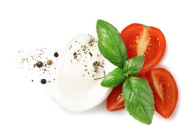 Beyaz arka planda domates ve fesleğen yapraklı lezzetli mozzarella.