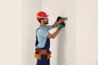 Kapalı voltaj kontrol Sınayıcısı ile profesyonel elektrikçi