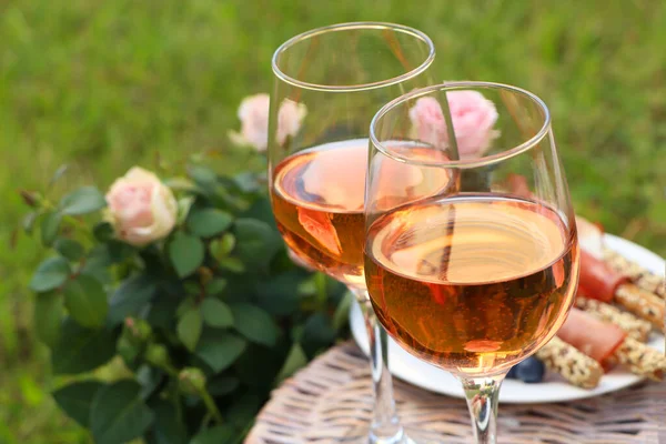 Ποτήρια Από Νόστιμο Ροζέ Κρασί Και Φαγητό Στο Καλάθι Πικνίκ — Φωτογραφία Αρχείου