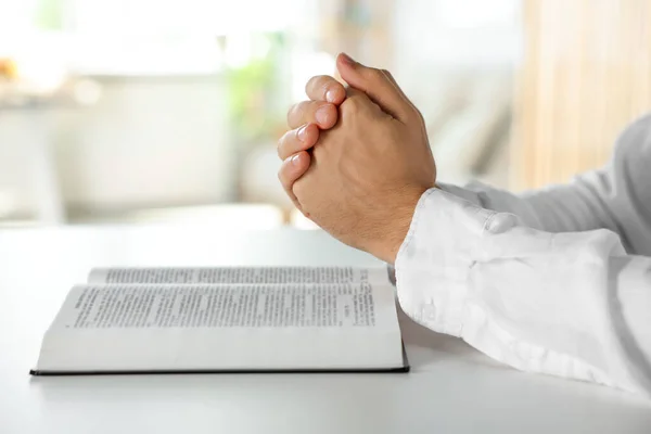 Uomo Con Bibbia Che Prega Tavola Bianca Chiuso Primo Piano — Foto Stock