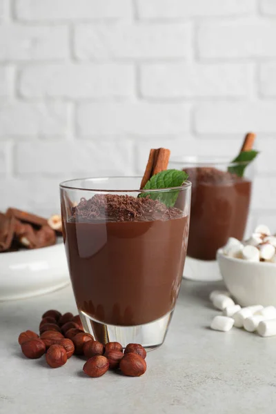 Tassen Mit Köstlicher Heißer Schokolade Mit Zimtstange Minze Und Haselnüssen — Stockfoto