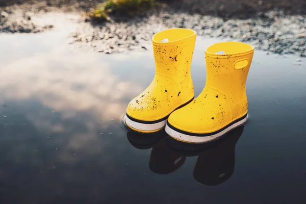 Κίτρινες Λαστιχένιες Μπότες Εξωτερικό Χώρο Χώρος Για Κείμενο Φθινόπωρο Περπάτημα — Φωτογραφία Αρχείου