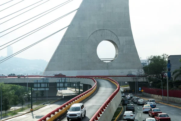 Άποψη Πολλών Αυτοκινήτων Στη Σύγχρονη Γέφυρα — Φωτογραφία Αρχείου
