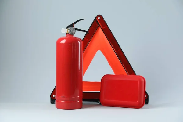 Warndreieck Roter Feuerlöscher Und Verbandskasten Auf Hellgrauem Hintergrund Sicherheit Auto — Stockfoto