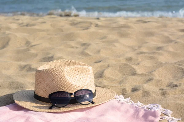 Chapéu Com Belos Óculos Sol Cobertor Perto Mar Espaço Para — Fotografia de Stock
