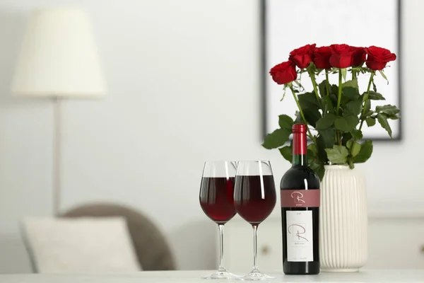 Garrafa Copos Vinho Tinto Vaso Com Rosas Mesa Branca Quarto — Fotografia de Stock