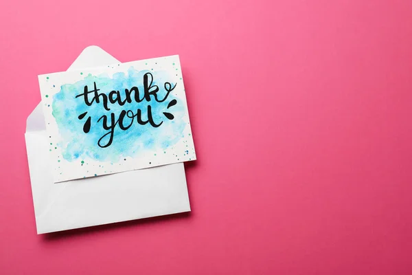 Envelope Card Phrase Thank You Pink Background Top View Англійською — стокове фото