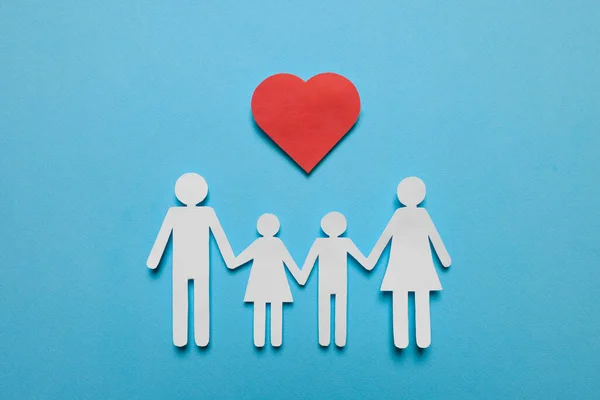 Χάρτινες Οικογενειακές Φιγούρες Και Κόκκινη Καρδιά Γαλάζιο Φόντο Επίπεδη Lay — Φωτογραφία Αρχείου