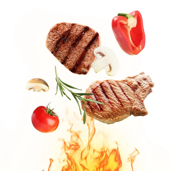おいしい焼き肉 異なる野菜と白い背景に火の炎 — ストック写真