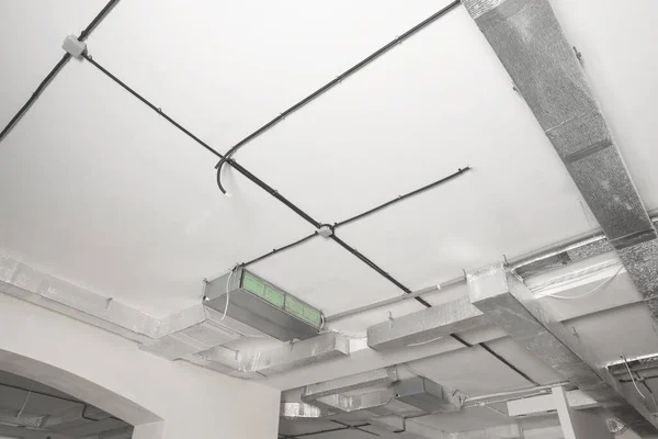 在白色天花板上安装电缆和通风系统 角度低 安装电线 — 图库照片