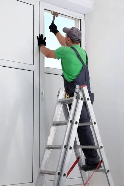 Trabajador Escalera Plegable Instalando Ventana Interiores —  Fotos de Stock