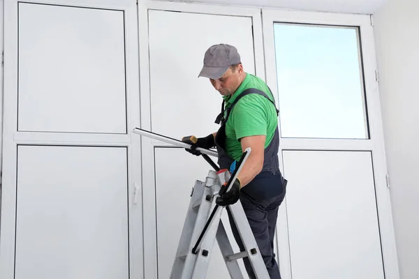 Trabalhador Escada Dobrável Instalar Janela Dentro Casa — Fotografia de Stock